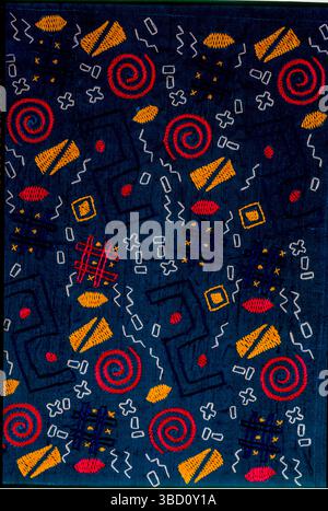 Ricami tradizionali dell'India. Il ricamo in India ha fatto molta strada. Mentre le tendenze della moda cambiavano con il tempo, il ricamo indiano si adattò al nuovo clima e riuscì a rimanere elegante e sofisticato. Mentre ogni tecnica di ricamo possiede la relativa specialità, una cosa è per sicuro, ciascuno di loro fa una dichiarazione seria di stile. Il ricamo in India include dozzine di stili di ricamo che variano da regione e stili di abbigliamento. I disegni in ricamo indiano sono formati sulla base della tessitura e del disegno del tessuto e del punto. Foto Stock