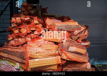 legna da ardere preconfezionata per barbecue e caminetto nel supermercato Foto Stock