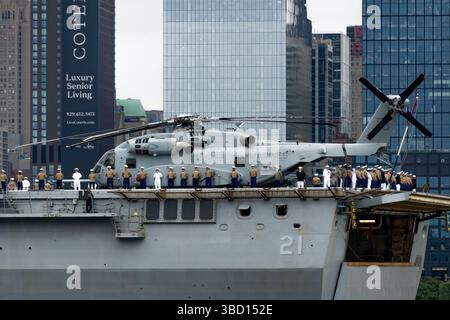 U.S. Marines and Sailors, assegnati alla Special-Purpose Marine Air-Ground Task Force Fleet Week New York, si trovano accanto a un CH-53K King Stallion del Marine Heavy Helicopter Squadron 461, Marine Aircraft Group 29, 2nd Marine Aircraft Wing, a bordo del molo anfibio di classe San Antonio USS New York (LPD 21), assegnato alla Special-Purpose Marine Air-Ground Task Force Fleet Week New York, presso il fiume Hudson a New York City, 21 maggio 2025. La Marina militare americana e il corpo dei Marines celebrano 250 anni di protezione della prosperità e della libertà americane. Fleet Week New York 2025 onora la Marina, Mar Foto Stock