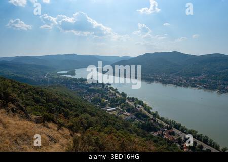 Visegrád, Ungheria - Visegrád settembre 2024: Panorama mozzafiato sul Danubio dalla fortezza di Foto Stock