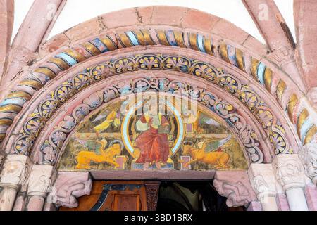 Gesù Cristo Pantocratore. Timpano del portale principale della chiesa romanica di Santa fede (Sainte-Foy) a Sélestat, Bas-Rhin, Alsazia, Francia. Foto Stock