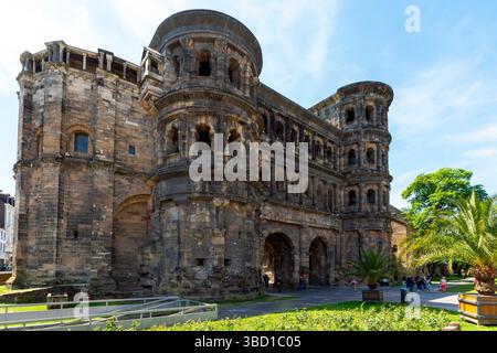 Vista dell'abside aggiunta alla porta Nigra nel 1040. Centro storico di Treviri, Renania-Palatinato, Germania. La porta della città romana risalente al 180 d.C. con torri di m Foto Stock