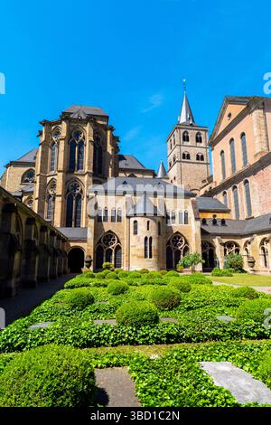 Vista dal chiostro del cortile della Cattedrale di San Pietro (Treviri Dom) e della Chiesa di nostra Signora (Liebfrauenkirche) nella medievale Treviri, Renania-Palatinato Foto Stock