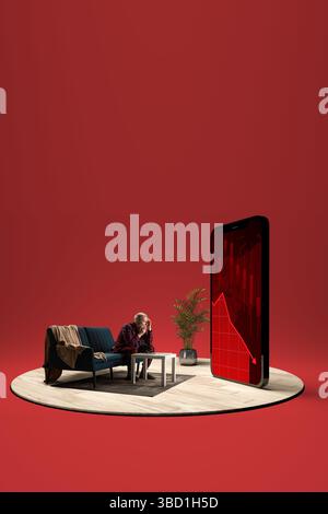 Un uomo anziano in pigiama si preoccupa di fronte allo schermo dello smartphone 3D che mostra un incidente finanziario e un grafico rosso. Immagine composita. Foto Stock