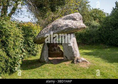Carreg Coetan Arthur, una camera funeraria neolitica (dolmen, cromlech o quoit) eretta intorno al 3500 a.C., nel villaggio di Newport, Pembrokeshire, Galles Foto Stock