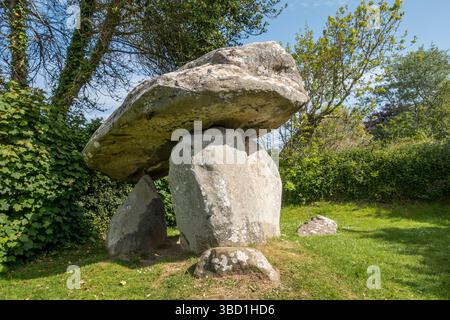 Carreg Coetan Arthur, una camera funeraria neolitica (dolmen, cromlech o quoit) eretta intorno al 3500 a.C., nel villaggio di Newport, Pembrokeshire, Galles Foto Stock