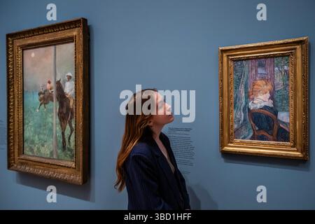 Londra, Regno Unito. 22 maggio 2025. Edgar Degas, fantini prima della gara, 1878-79 con Henri de Toulouse- Lautrec, Una donna seduta in un giardino - Una nuova mostra, "The Barber in London: Highlights from a Remarkable Collection", che apre il 23 maggio 2025 alla Courtauld Gallery. I dipinti del Barber Institute of fine Arts, Università di Birmingham (in quanto subisce importanti miglioramenti edili), vengono esposti per un'esposizione estesa. I 18 capolavori spaziano dal Rinascimento al XX secolo. Una nuova mostra, "The Barber in London: Highlights from a Remarkable Collection", inaugurata il 23 maggio 2025 al C Foto Stock