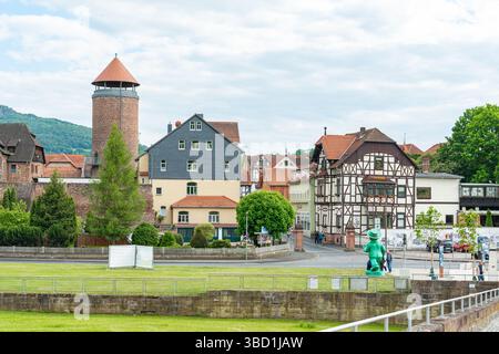 germania, Vacha, 05-17-25 scena idilliaca di una pittoresca cittadina tedesca caratterizzata da architettura tradizionale con case a graticcio e una torre storica Foto Stock