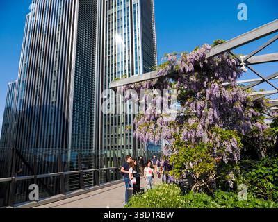 Vista di 40 Leadenhall Street, dal giardino all'indirizzo 120. Wisteria, 120 Fenchurch Street, la città di Londra, Londra, Inghilterra, Regno Unito, Gran Bretagna. Foto Stock