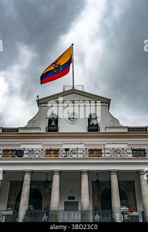 La bandiera ecuadoriana sopra il Palazzo Carondolet, il Palazzo Presidenziale di Quito, Ecuador. Foto Stock