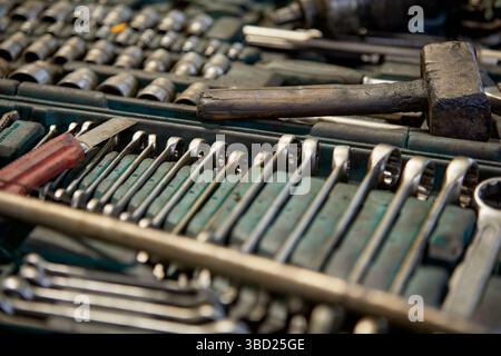 Strumenti assortiti ordinatamente organizzati in Toolbox Foto Stock