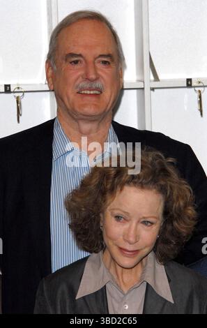 John Cleese e Connie Booth in una conferenza stampa per annunciare l'imminente rilascio di due episodi speciali di 'Fawlty Towers', in commemorazione del 30° anniversario dello spettacolo, tenutosi presso il Navy and Military Club di St James' Square a Londra - 6 maggio 2009 Foto Stock