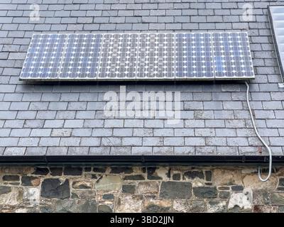 Vecchi pannelli fotovoltaici solari presso il West Wales Eco Centre, Newport, Pembrokeshire, la prima unità fotovoltaica commerciale del Regno Unito che alimenta la rete elettrica Foto Stock