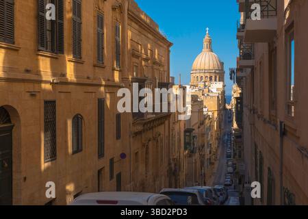 Via la Valletta, vista della via della Zecca Vecchia (Triq Iz Zekka) e la cupola della basilica carmelitana situata nel centro storico di la Valletta, Malta Foto Stock