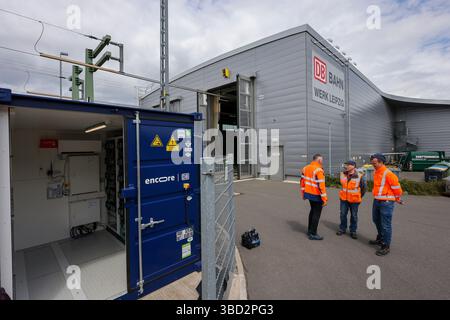 22 maggio 2025, Sassonia, Lipsia: Veduta del nuovo sistema di stoccaggio dell'energia elettrica presso lo stabilimento ICE di Deutsche Bahn a Lipsia. Il cosiddetto sistema di stoccaggio delle batterie di seconda durata è costituito da vecchie batterie per auto elettriche che vengono caricate utilizzando il sistema solare dell'azienda. Il sistema solare e il sistema di stoccaggio delle batterie possono coprire circa un quarto dei requisiti elettrici dell'impianto ICE di Lipsia. Il progetto pilota risparmierebbe circa 85.000 euro in costi energetici ogni anno. Il passo successivo consiste nell'dotare l'impianto di manutenzione di Kassel di un sistema di stoccaggio delle batterie di seconda durata. Foto: Jan Woitas/dpa Foto Stock
