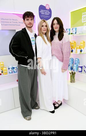 Mirja du Mont mit ihren Kindern Fayn Neven du Mont und Tara Neven du Mont beim Prominenten-Event Der begehbare Kühlschrank in der Mall di Berlino. Berlino, 22.05.2025 *** Mirja du Mont con i suoi figli Fayn Neven du Mont e Tara Neven du Mont all'evento della celebrità il frigorifero walk-in al Mall of Berlin, 22 05 2025 foto:Xn.xKubelkax/xFuturexImagex kuehlschrank 5512 Foto Stock