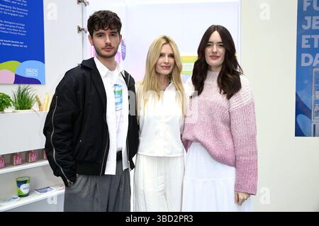 Mirja du Mont mit ihren Kindern Fayn Neven du Mont und Tara Neven du Mont beim Prominenten-Event Der begehbare Kühlschrank in der Mall di Berlino. Berlino, 22.05.2025 *** Mirja du Mont con i suoi figli Fayn Neven du Mont e Tara Neven du Mont all'evento della celebrità il frigorifero walk-in al Mall of Berlin, 22 05 2025 foto:Xn.xKubelkax/xFuturexImagex kuehlschrank 5520 Foto Stock