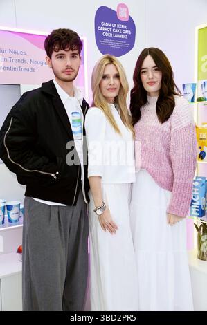 Mirja du Mont mit ihren Kindern Fayn Neven du Mont und Tara Neven du Mont beim Prominenten-Event Der begehbare Kühlschrank in der Mall di Berlino. Berlino, 22.05.2025 *** Mirja du Mont con i suoi figli Fayn Neven du Mont e Tara Neven du Mont all'evento della celebrità il frigorifero walk-in al Mall of Berlin, 22 05 2025 foto:Xn.xKubelkax/xFuturexImagex kuehlschrank 5514 Foto Stock