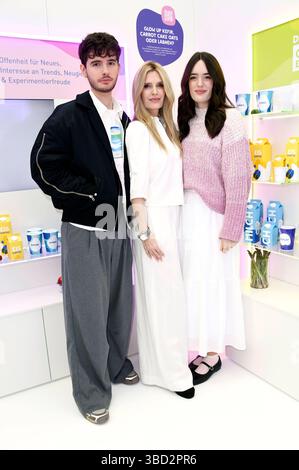 Mirja du Mont mit ihren Kindern Fayn Neven du Mont und Tara Neven du Mont beim Prominenten-Event Der begehbare Kühlschrank in der Mall di Berlino. Berlino, 22.05.2025 *** Mirja du Mont con i suoi figli Fayn Neven du Mont e Tara Neven du Mont all'evento della celebrità il frigorifero walk-in al Mall of Berlin, 22 05 2025 foto:Xn.xKubelkax/xFuturexImagex kuehlschrank 5513 Foto Stock