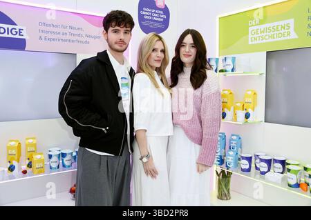 Mirja du Mont mit ihren Kindern Fayn Neven du Mont und Tara Neven du Mont beim Prominenten-Event Der begehbare Kühlschrank in der Mall di Berlino. Berlino, 22.05.2025 *** Mirja du Mont con i suoi figli Fayn Neven du Mont e Tara Neven du Mont all'evento della celebrità il frigorifero walk-in al Mall of Berlin, 22 05 2025 foto:Xn.xKubelkax/xFuturexImagex kuehlschrank 5515 Foto Stock