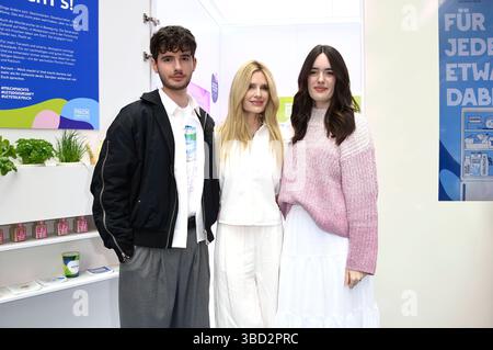Mirja du Mont mit ihren Kindern Fayn Neven du Mont und Tara Neven du Mont beim Prominenten-Event Der begehbare Kühlschrank in der Mall di Berlino. Berlino, 22.05.2025 *** Mirja du Mont con i suoi figli Fayn Neven du Mont e Tara Neven du Mont all'evento della celebrità il frigorifero walk-in al Mall of Berlin, 22 05 2025 foto:Xn.xKubelkax/xFuturexImagex kuehlschrank 5518 Foto Stock