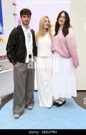 Mirja du Mont mit ihren Kindern Fayn Neven du Mont und Tara Neven du Mont beim Prominenten-Event Der begehbare Kühlschrank in der Mall di Berlino. Berlino, 22.05.2025 *** Mirja du Mont con i suoi figli Fayn Neven du Mont e Tara Neven du Mont all'evento della celebrità il frigorifero walk-in al Mall of Berlin, 22 05 2025 foto:Xn.xKubelkax/xFuturexImagex kuehlschrank 5517 Foto Stock