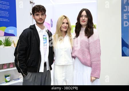 Mirja du Mont mit ihren Kindern Fayn Neven du Mont und Tara Neven du Mont beim Prominenten-Event Der begehbare Kühlschrank in der Mall di Berlino. Berlino, 22.05.2025 *** Mirja du Mont con i suoi figli Fayn Neven du Mont e Tara Neven du Mont all'evento della celebrità il frigorifero walk-in al Mall of Berlin, 22 05 2025 foto:Xn.xKubelkax/xFuturexImagex kuehlschrank 5519 Foto Stock