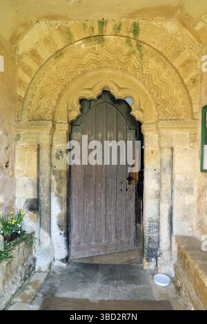 La spettacolare porta normanna della Chiesa di San Michele e tutti gli Angeli, Great Tew, Oxfordshire, Inghilterra Foto Stock