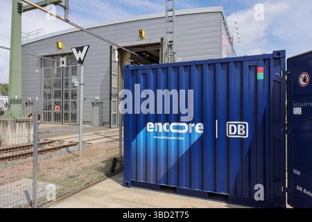 22 maggio 2025, Sassonia, Lipsia: Veduta del nuovo sistema di stoccaggio dell'energia elettrica presso lo stabilimento ICE di Deutsche Bahn a Lipsia. Il cosiddetto sistema di stoccaggio delle batterie di seconda durata è costituito da vecchie batterie per auto elettriche che vengono caricate utilizzando il sistema solare dell'azienda. Il sistema solare e il sistema di stoccaggio delle batterie possono coprire circa un quarto dei requisiti elettrici dell'impianto ICE di Lipsia. Il progetto pilota risparmierebbe circa 85.000 euro in costi energetici ogni anno. Il passo successivo consiste nell'dotare l'impianto di manutenzione di Kassel di un sistema di stoccaggio delle batterie di seconda durata. Foto: Jan Woitas/dpa Foto Stock