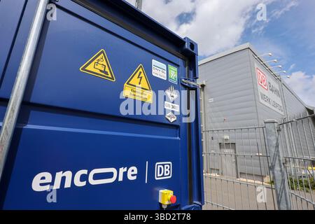 22 maggio 2025, Sassonia, Lipsia: Veduta del nuovo sistema di stoccaggio dell'energia elettrica presso lo stabilimento ICE di Deutsche Bahn a Lipsia. Il cosiddetto sistema di stoccaggio delle batterie di seconda durata è costituito da vecchie batterie per auto elettriche che vengono caricate utilizzando il sistema solare dell'azienda. Il sistema solare e il sistema di stoccaggio delle batterie possono coprire circa un quarto dei requisiti elettrici dell'impianto ICE di Lipsia. Il progetto pilota risparmierebbe circa 85.000 euro in costi energetici ogni anno. Il passo successivo consiste nell'dotare l'impianto di manutenzione di Kassel di un sistema di stoccaggio delle batterie di seconda durata. Foto: Jan Woitas/dpa Foto Stock