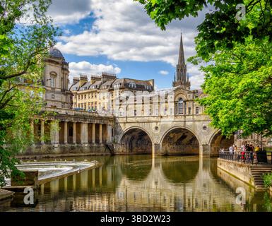 Pulteney Bridge e weir sul fiume Avon nella città di Bath nel Somerset UK - il famoso ponte porta una strada di negozi Foto Stock