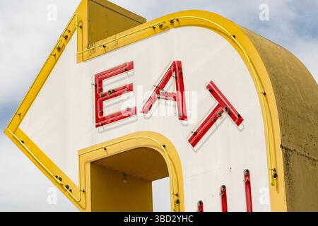 Insegna retrò al neon con forma di freccia situata sulla storica Route 66 in Illinois, Stati Uniti. Foto Stock