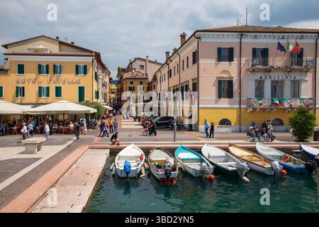 BARDOLINO, ITALIA - 10 maggio 2025: Bardolino è una pittoresca cittadina che si affaccia sulla sponda sud-orientale del Lago di Garda, sul versante veronese della Foto Stock