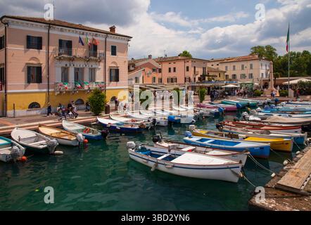 BARDOLINO, ITALIA - 10 maggio 2025: Bardolino è una pittoresca cittadina che si affaccia sulla sponda sud-orientale del Lago di Garda, sul versante veronese della Foto Stock