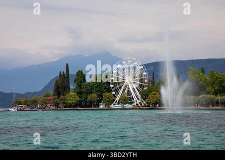 BARDOLINO, ITALIA - 10 maggio 2025: Bardolino è una pittoresca cittadina che si affaccia sulla sponda sud-orientale del Lago di Garda, sul versante veronese della Foto Stock