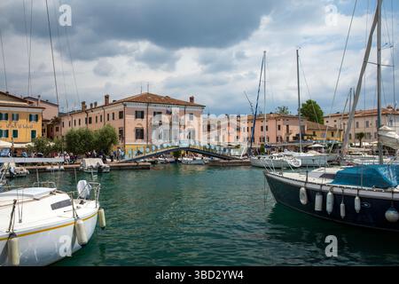 BARDOLINO, ITALIA - 10 maggio 2025: Bardolino è una pittoresca cittadina che si affaccia sulla sponda sud-orientale del Lago di Garda, sul versante veronese della Foto Stock