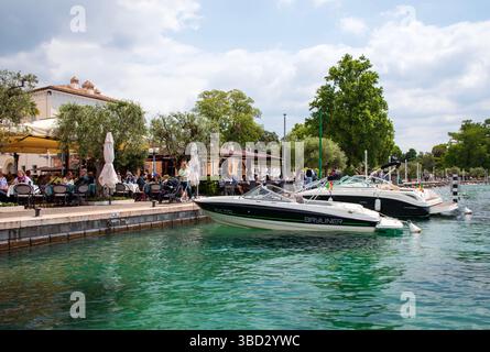 BARDOLINO, ITALIA - 10 maggio 2025: Bardolino è una pittoresca cittadina che si affaccia sulla sponda sud-orientale del Lago di Garda, sul versante veronese della Foto Stock