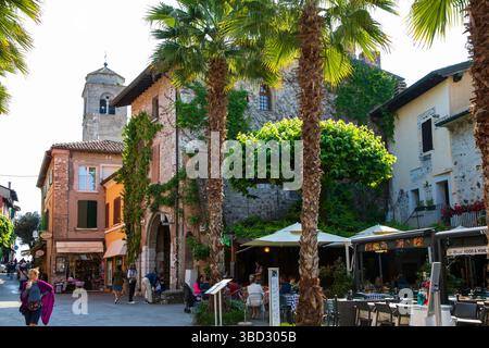 SIRMIONE, ITALIA - 11 maggio 2025: Centro storico di Sirmione, rinomata meta turistica sul lago di Garda Foto Stock