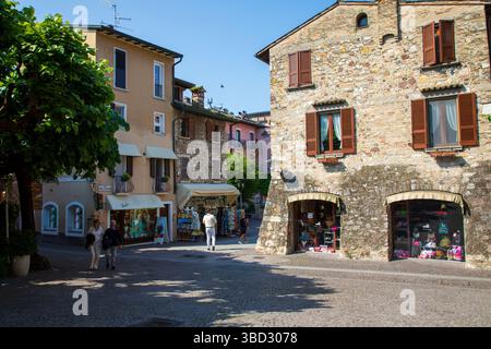 SIRMIONE, ITALIA - 11 maggio 2025: Centro storico di Sirmione, rinomata meta turistica sul lago di Garda Foto Stock
