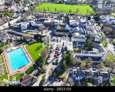 Vista aerea del Lido di Cheltenham e del Cheltenham General Hospital Foto Stock