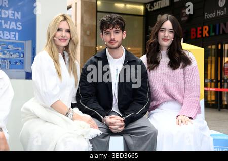 Mirja du Mont mit ihren Kindern Fayn Neven du Mont und Tara Neven du Mont beim Prominenten-Event Der Begehbare Kühlschrank in der Mall di Berlino. Berlino, 22.05.2025 *** Mirja du Mont con i suoi figli Fayn Neven du Mont e Tara Neven du Mont all'evento della celebrità il frigorifero walk-in al Mall of Berlin, 22 05 2025 foto:Xn.xKubelkax/xFuturexImagex kuehlschrank 5533 Foto Stock