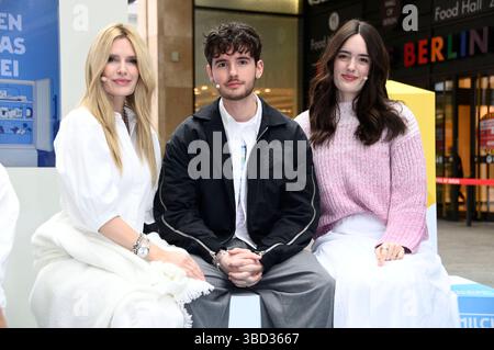 Mirja du Mont mit ihren Kindern Fayn Neven du Mont und Tara Neven du Mont beim Prominenten-Event Der Begehbare Kühlschrank in der Mall di Berlino. Berlino, 22.05.2025 *** Mirja du Mont con i suoi figli Fayn Neven du Mont e Tara Neven du Mont all'evento della celebrità il frigorifero walk-in al Mall of Berlin, 22 05 2025 foto:Xn.xKubelkax/xFuturexImagex kuehlschrank 5530 Foto Stock