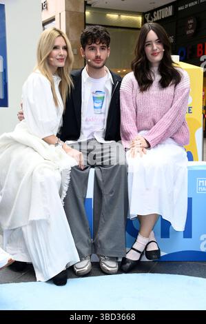 Mirja du Mont mit ihren Kindern Fayn Neven du Mont und Tara Neven du Mont beim Prominenten-Event Der Begehbare Kühlschrank in der Mall di Berlino. Berlino, 22.05.2025 *** Mirja du Mont con i suoi figli Fayn Neven du Mont e Tara Neven du Mont all'evento della celebrità il frigorifero walk-in al Mall of Berlin, 22 05 2025 foto:Xn.xKubelkax/xFuturexImagex kuehlschrank 5527 Foto Stock