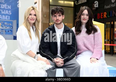 Mirja du Mont mit ihren Kindern Fayn Neven du Mont und Tara Neven du Mont beim Prominenten-Event Der Begehbare Kühlschrank in der Mall di Berlino. Berlino, 22.05.2025 *** Mirja du Mont con i suoi figli Fayn Neven du Mont e Tara Neven du Mont all'evento della celebrità il frigorifero walk-in al Mall of Berlin, 22 05 2025 foto:Xn.xKubelkax/xFuturexImagex kuehlschrank 5532 Foto Stock