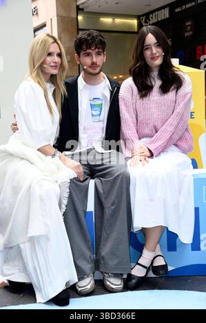 Mirja du Mont mit ihren Kindern Fayn Neven du Mont und Tara Neven du Mont beim Prominenten-Event Der Begehbare Kühlschrank in der Mall di Berlino. Berlino, 22.05.2025 *** Mirja du Mont con i suoi figli Fayn Neven du Mont e Tara Neven du Mont all'evento della celebrità il frigorifero walk-in al Mall of Berlin, 22 05 2025 foto:Xn.xKubelkax/xFuturexImagex kuehlschrank 5528 Foto Stock