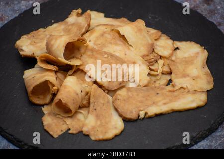 Seitan: Alternativa di carne vegana fatta con glutine di frumento vitale, tagliata su tavola di ardesia Foto Stock
