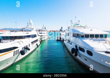 Caricamento di yacht per il trasporto attraverso l'oceano Foto Stock