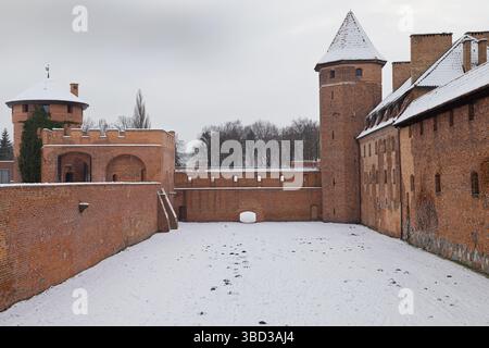 Torri di avvistamento e fossato secco del castello inferiore di Malbork, Polonia. Foto Stock