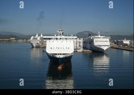 Traghetti passeggeri/autovetture nel porto di Olbia (Sardegna, Italia) Foto Stock