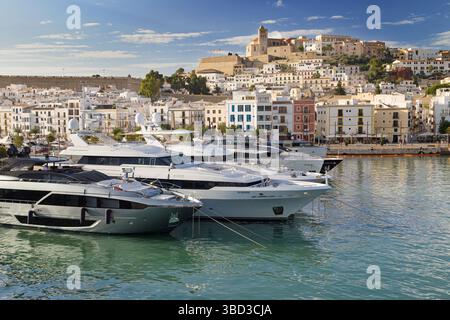 Ibiza, Spagna - 20 settembre 2024: Yacht di lusso ormeggiati al Porto Vecchio di Ibiza, Isole Baleari, Spagna. Foto Stock